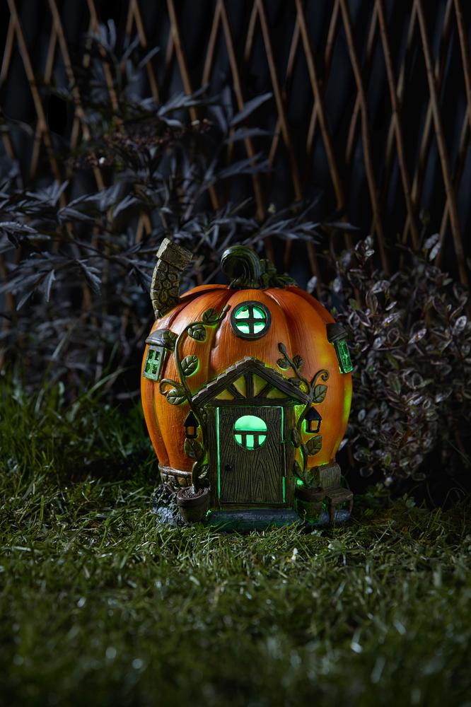 Feenhaus in Form eines Kürbis.. Nachts beleuchtet im Garten.